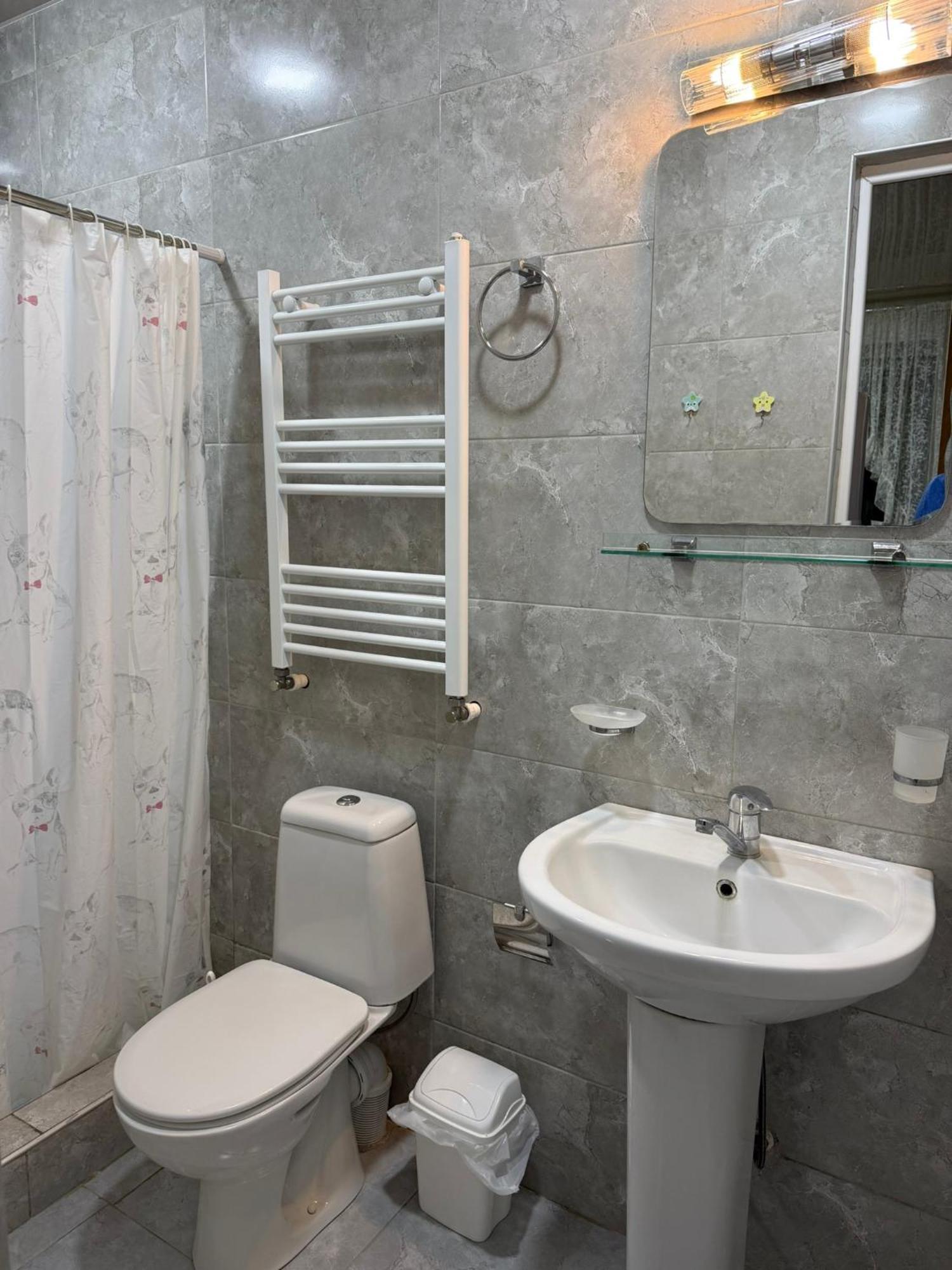 Guest House T&N Kutaisi Esterno foto