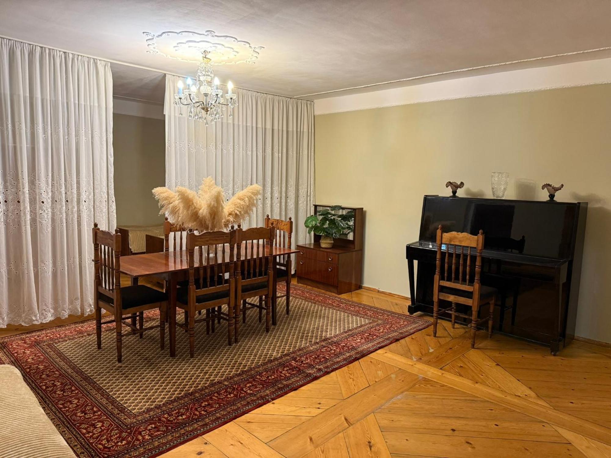 Guest House T&N Kutaisi Esterno foto