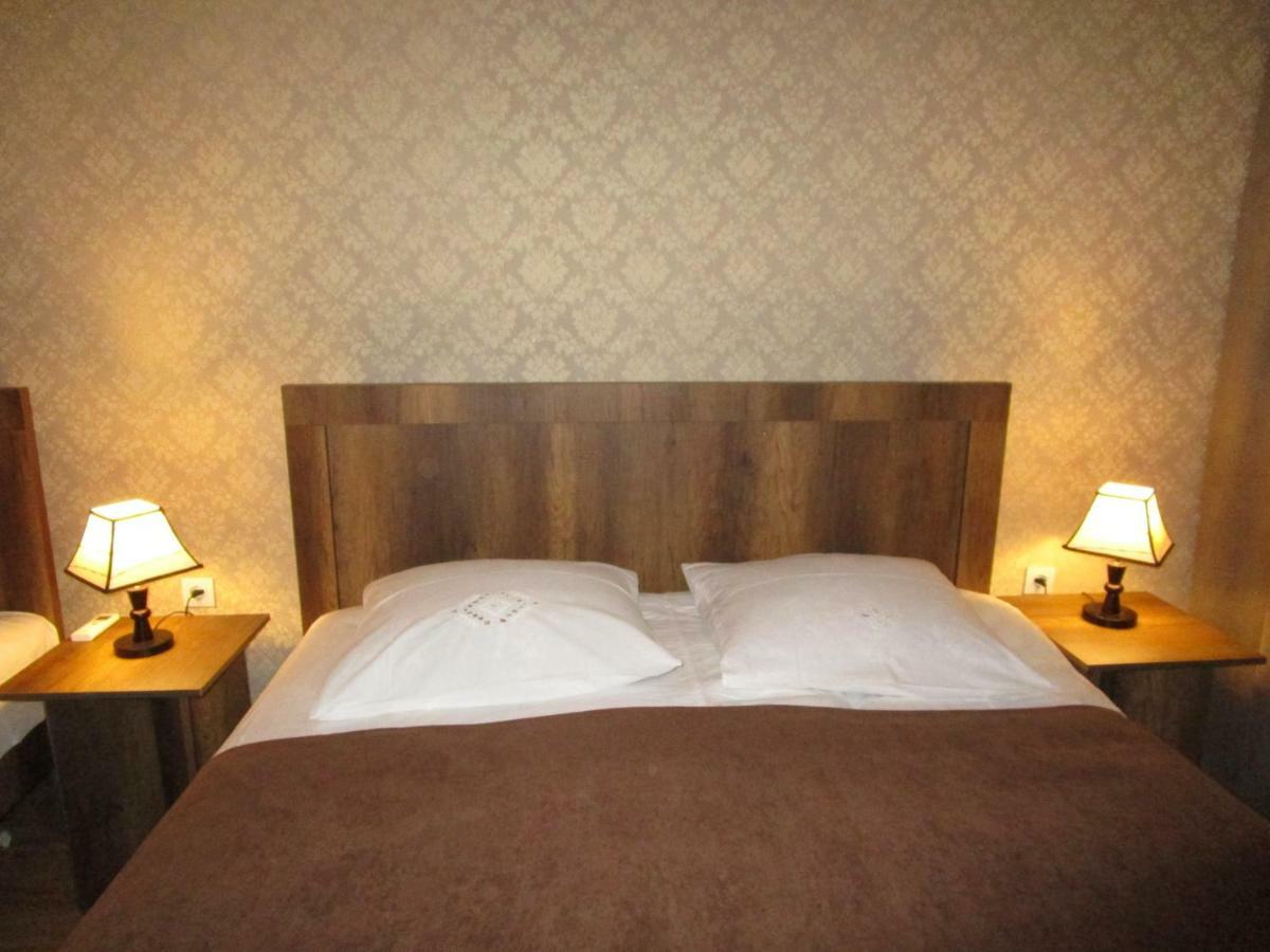 Guest House T&N Kutaisi Esterno foto